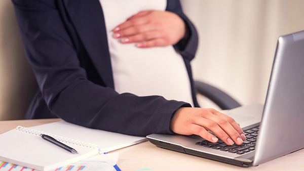 Czy kobieta zatrudniona w oparciu o umowę zlecenie może pobierać zasiłek macierzyński?
